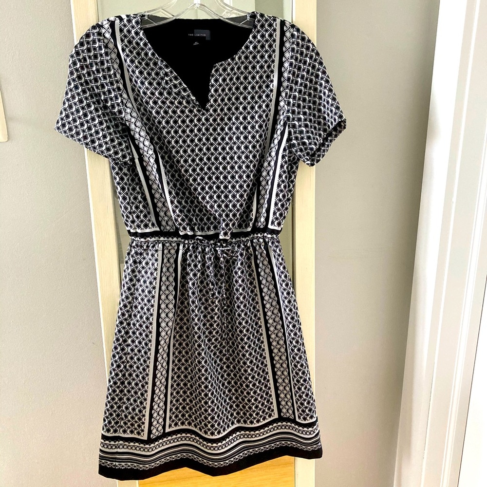 Black & white short-sleeve dress
